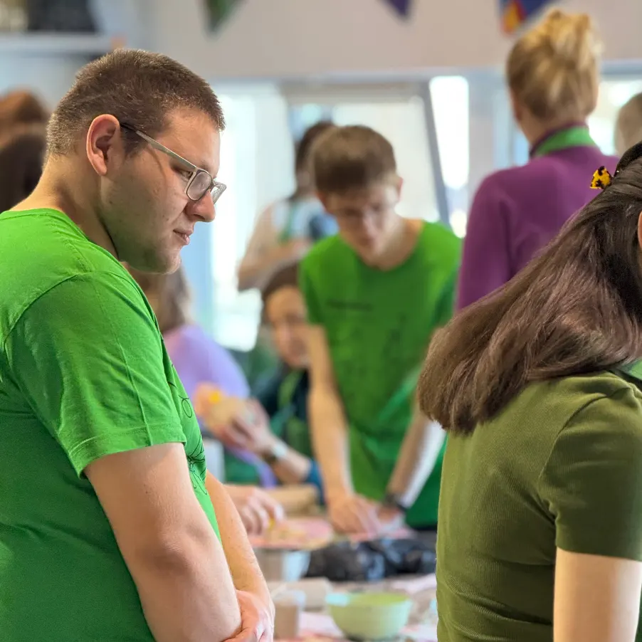 Pracownik Fundacji współprowadzący zajęcia z uczestnikami