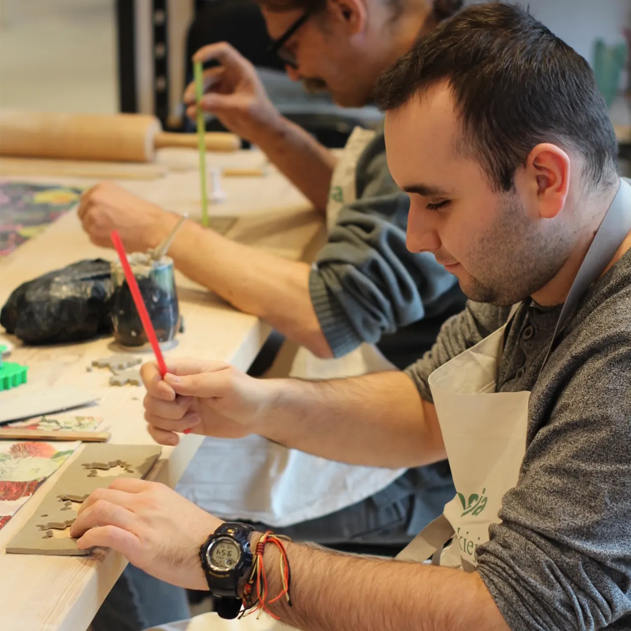 Pracownica Fundacji przy kole garncarskim w pracowni ceramicznej
