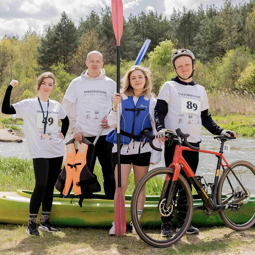 Zawodnicy na trasie Paratriathlonu Kraina Liwca