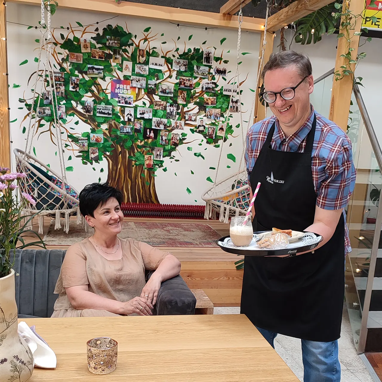 Barista z niepełnosprawnością przy ekspresie w kawiarni społecznej toMy